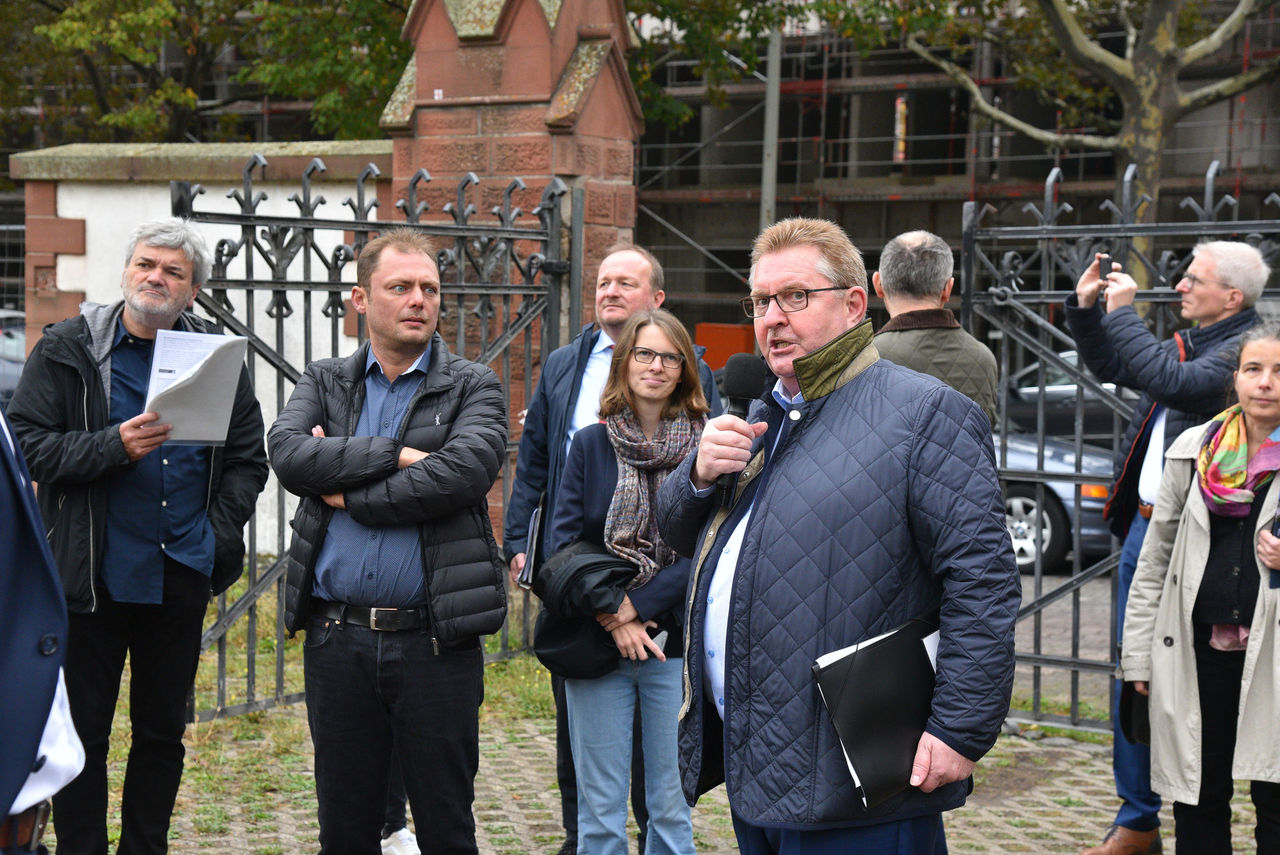 Vierter Halt auf dem Rundgang durch die Mainzer Neustadt bei der Fachreise Wohnen 2021 an der Kommissbrotbäckerei.