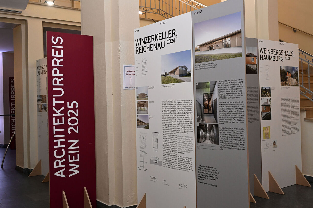 Blick in die Ausstellung aus großformatigen Tafeln