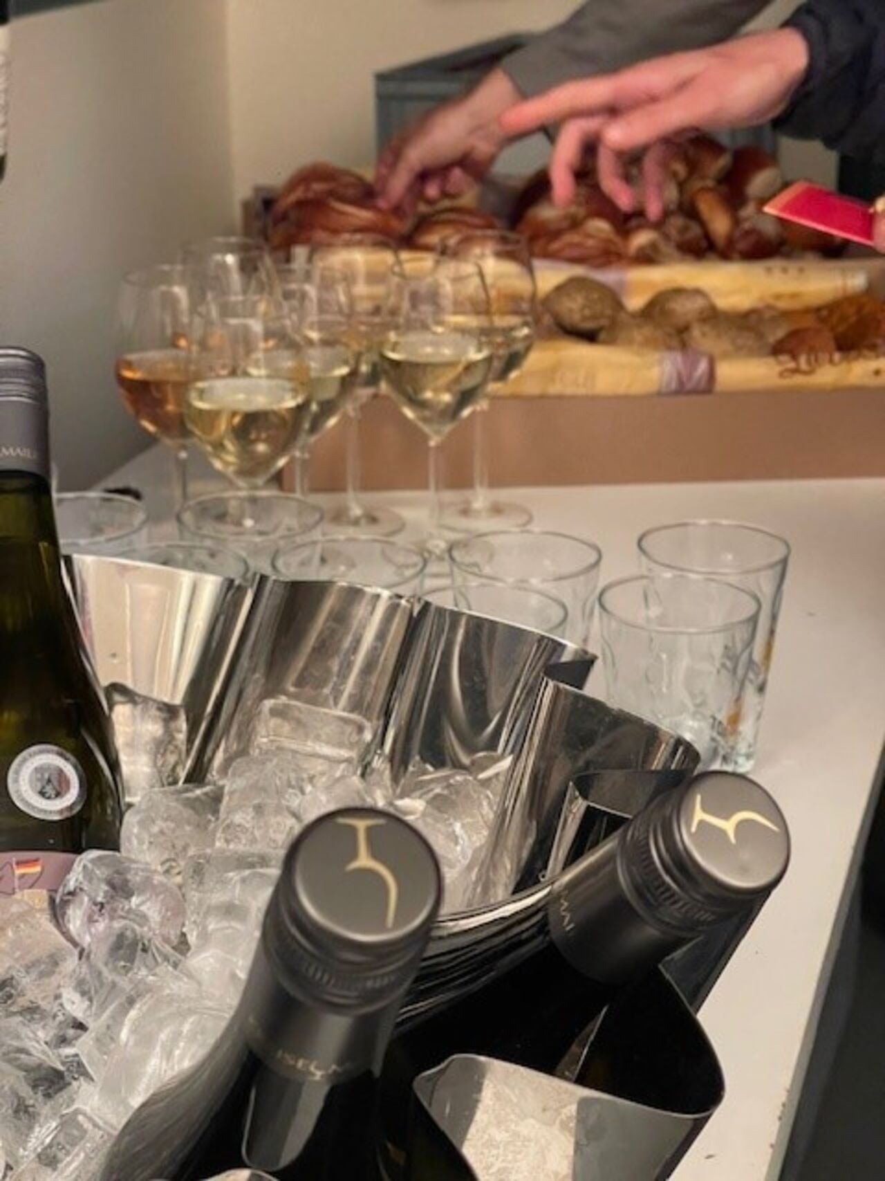 Catering mit Getränken und Gebäck bei Veranstaltung