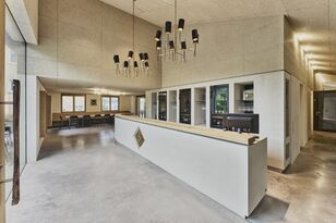 Herstellung, Verwaltung, Verkauf  wurden bei dem Umbau aus bodenständigen Materialien unter ein Dach gebracht.