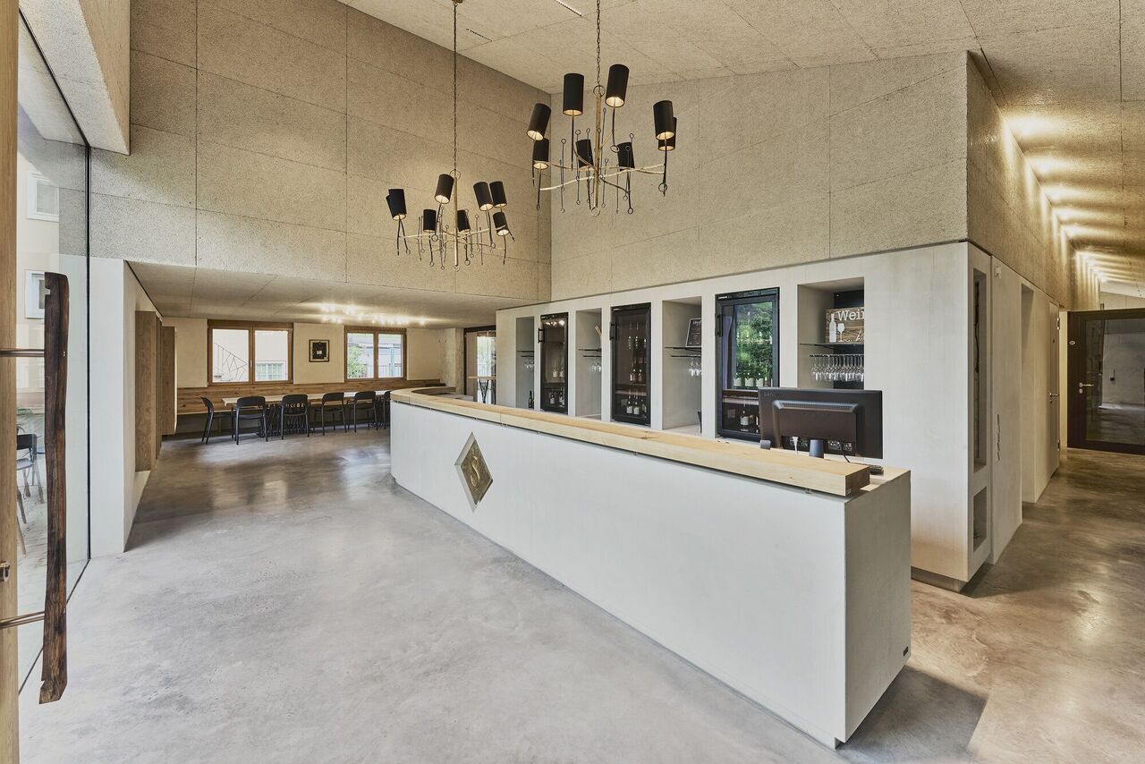 Herstellung, Verwaltung, Verkauf  wurden bei dem Umbau aus bodenständigen Materialien unter ein Dach gebracht.