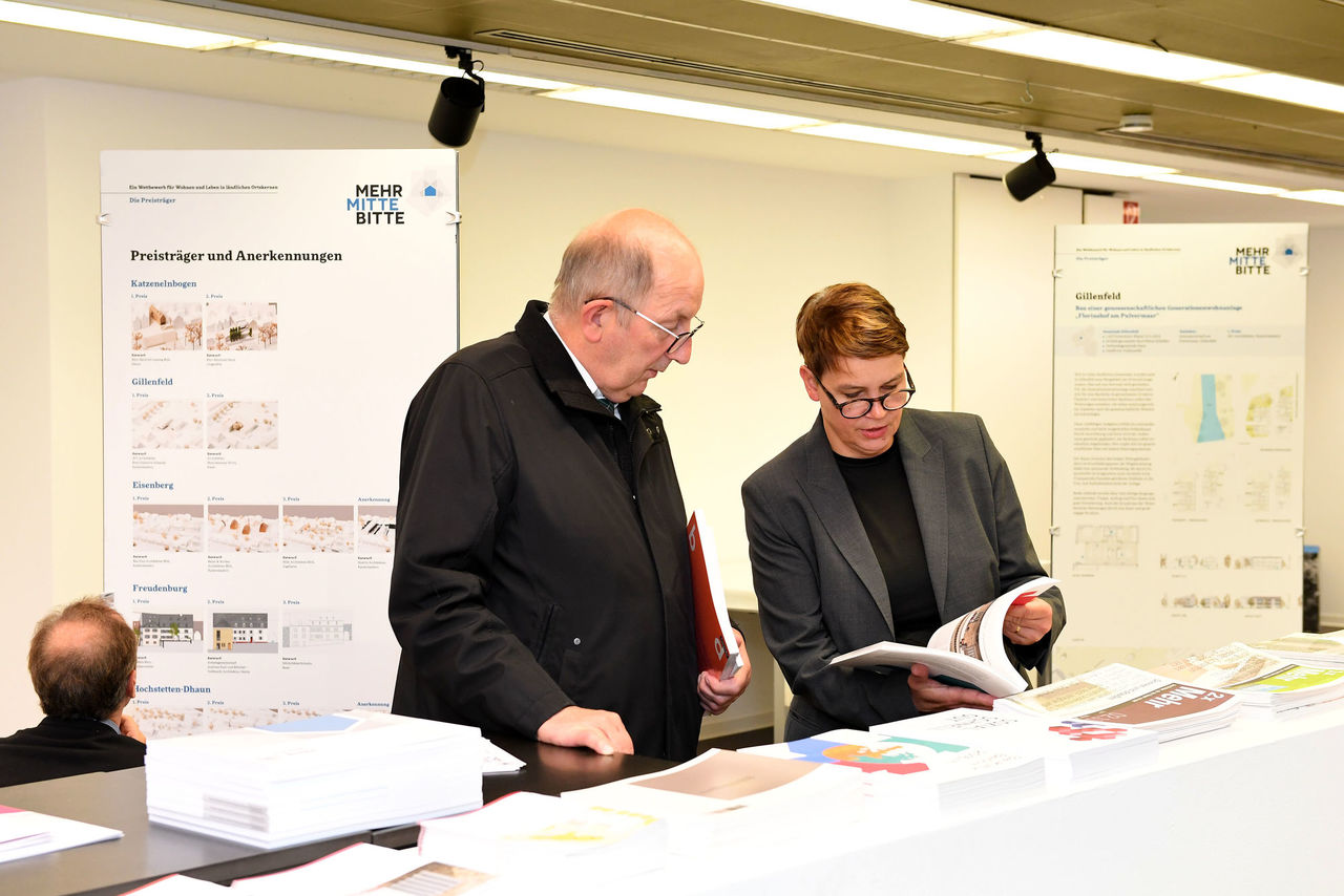 MdL Wäschenbach informiert sich über die Broschürenauslage im Zentrum Baukultur