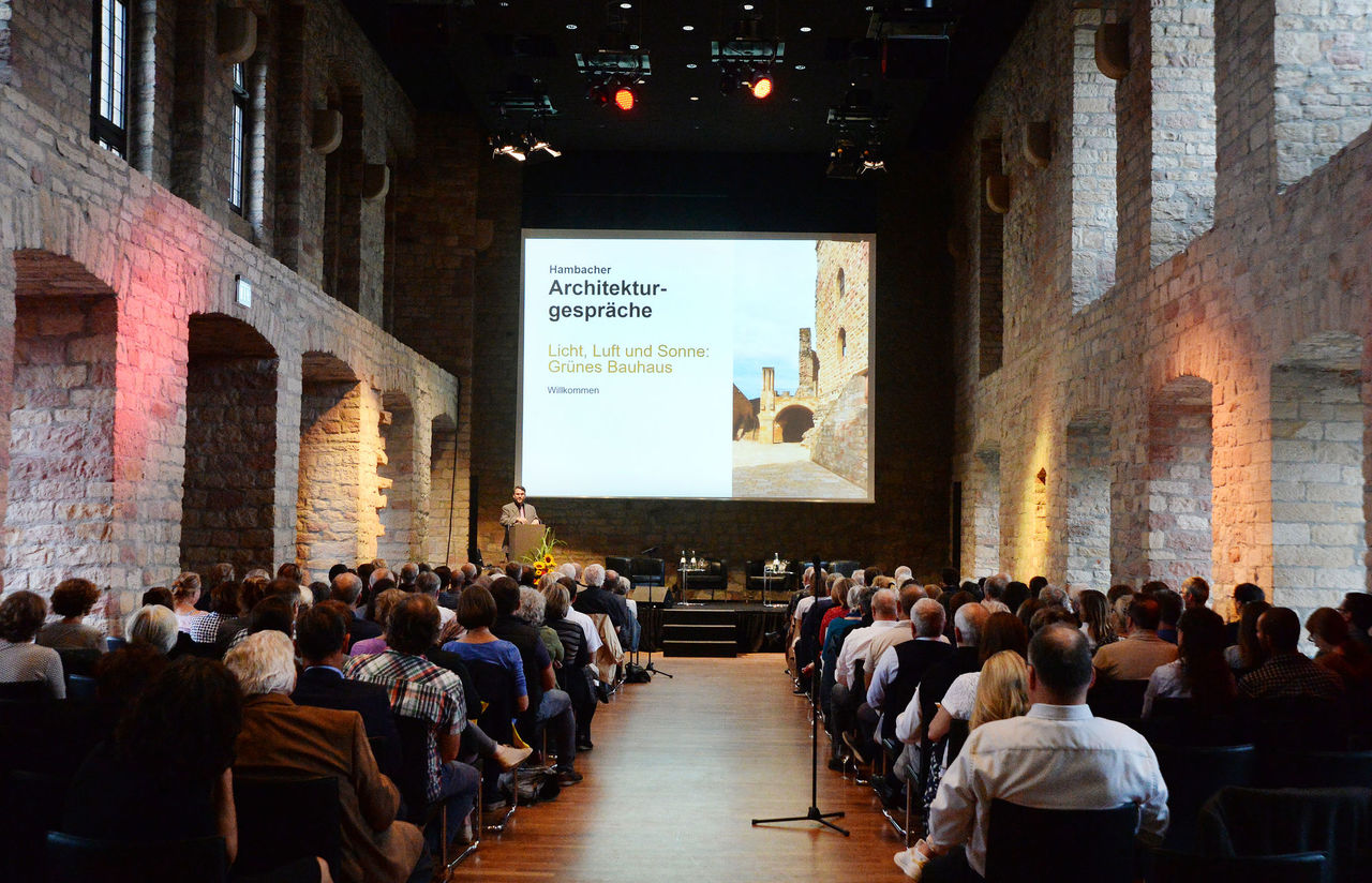 Voller Festsaal bei den 6. Hambacher Architekturgesprächen