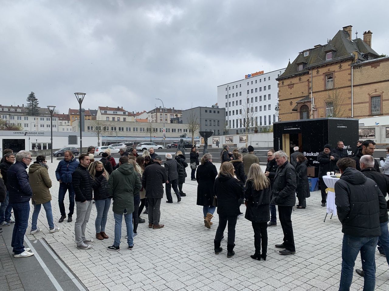 ca. 40 Menschen auf dem Joseph-Krekeler-Platz.