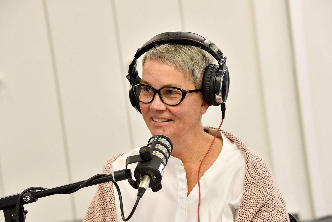 Moderatorin Annette Müller eröffnete die fünfte Folge der Podcastreihe "Kreislaufwirtschaft" mit der Frage wie schnell der Kreislauf sich drehen darf oder wieviel Langsamkeit es braucht, um die Graue Energie des Bestandes zu heben
