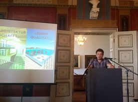 Foto: Joachim Becker, Neustadt an der Weinstraße Projektionswand und rechts daneben Rednerpult mit Redner.