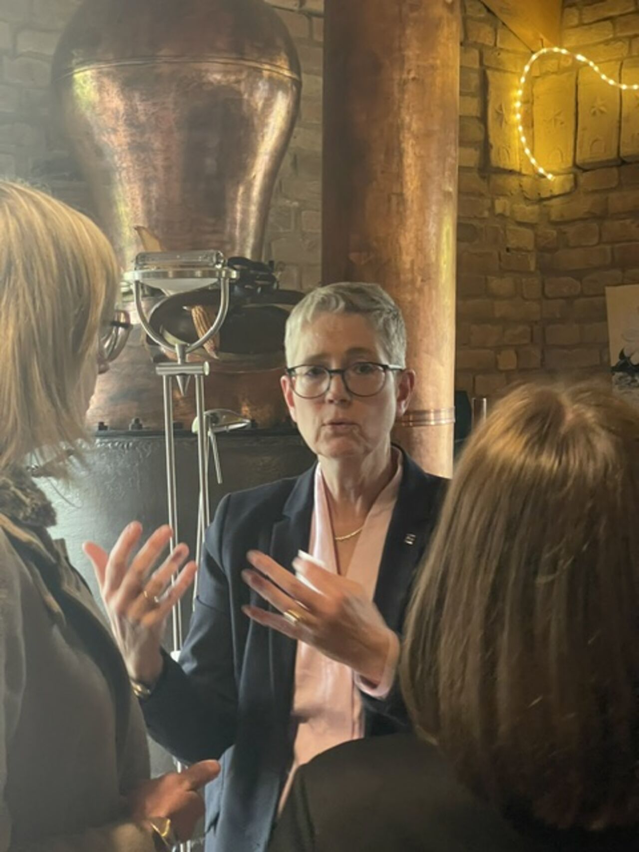 Foto: Dr. Christoph H. Nuehlen Anna Roeren-Bergs (LGF DEHOGA RLP) diskutiert mit Teilnehmenden im Rahmen der Dialog-Foren.