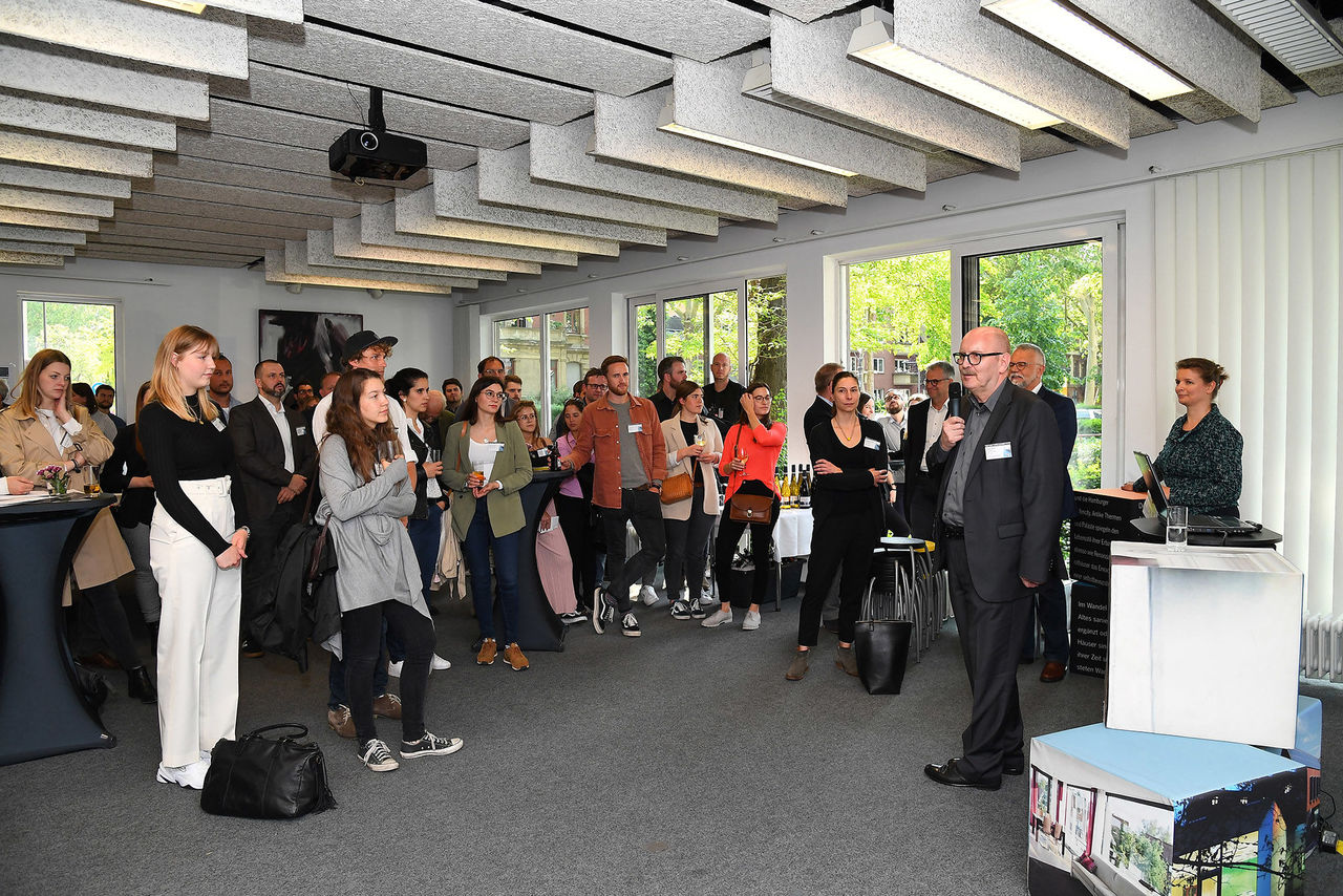 Über 100 Absolventen nutzten die Gelegenheit, sich im Rahmen After-Work-Party über alles Wissenswerte rund um den Berufsstart zu informieren. Zur Veranstaltung begrüßte Kammerpräsident Gerold Reker. 