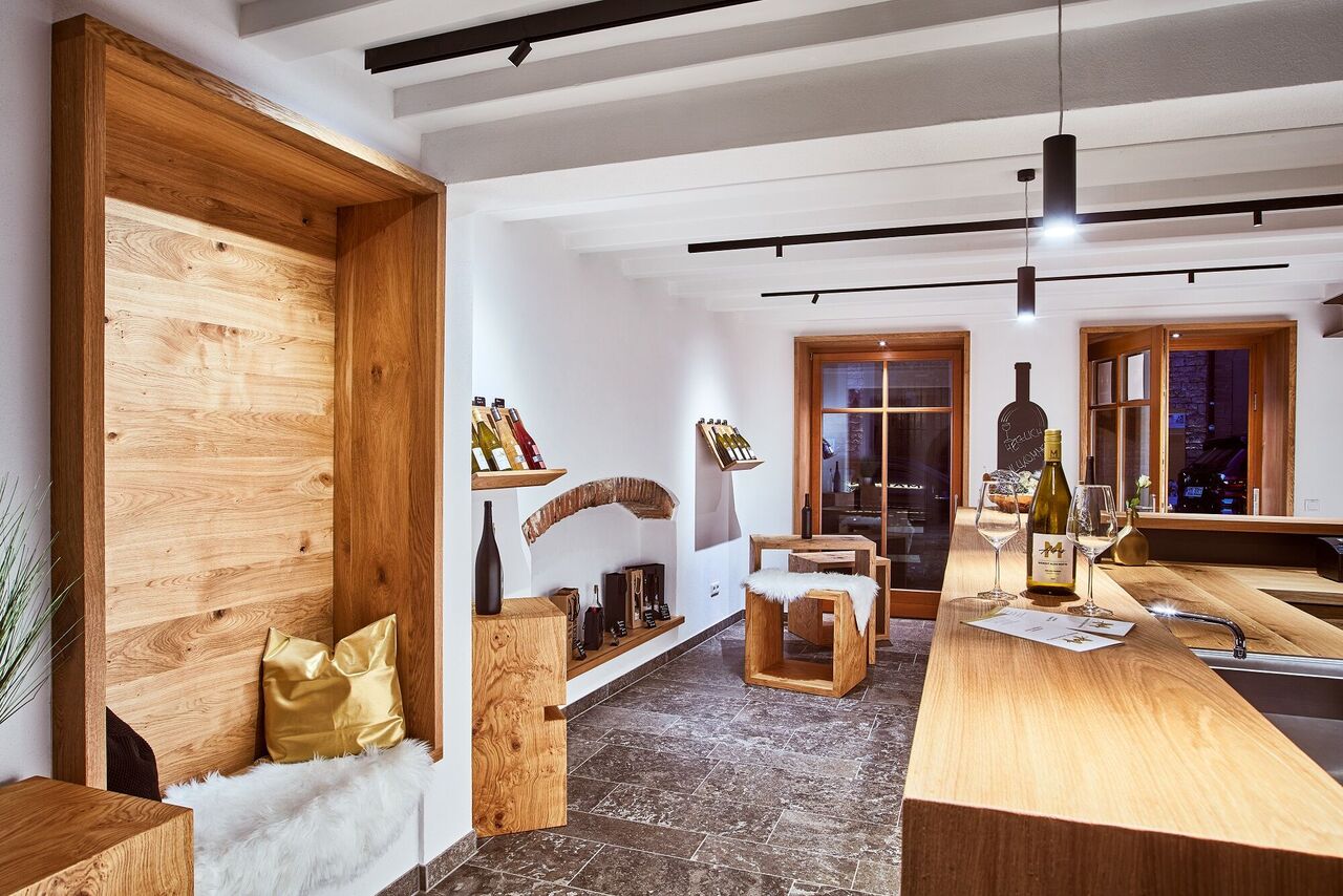 Ein leerstehendes Wohnhaus in zentraler Altstadtlage wurde in enger Zusammenarbeit mit dem Denkmalschutz umgenutzt zu Verkaufsraum und Vinothek.