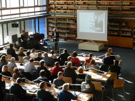 Ein Foto vom Redner der Veranstaltung Tatort Altbau, mit dem Blick auf seine Präsentation.