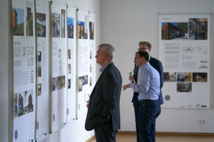 Teilnehmer der Veranstaltung vor der Ausstellung.