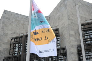 Fahne der Bundesstiftung Baukultur. 