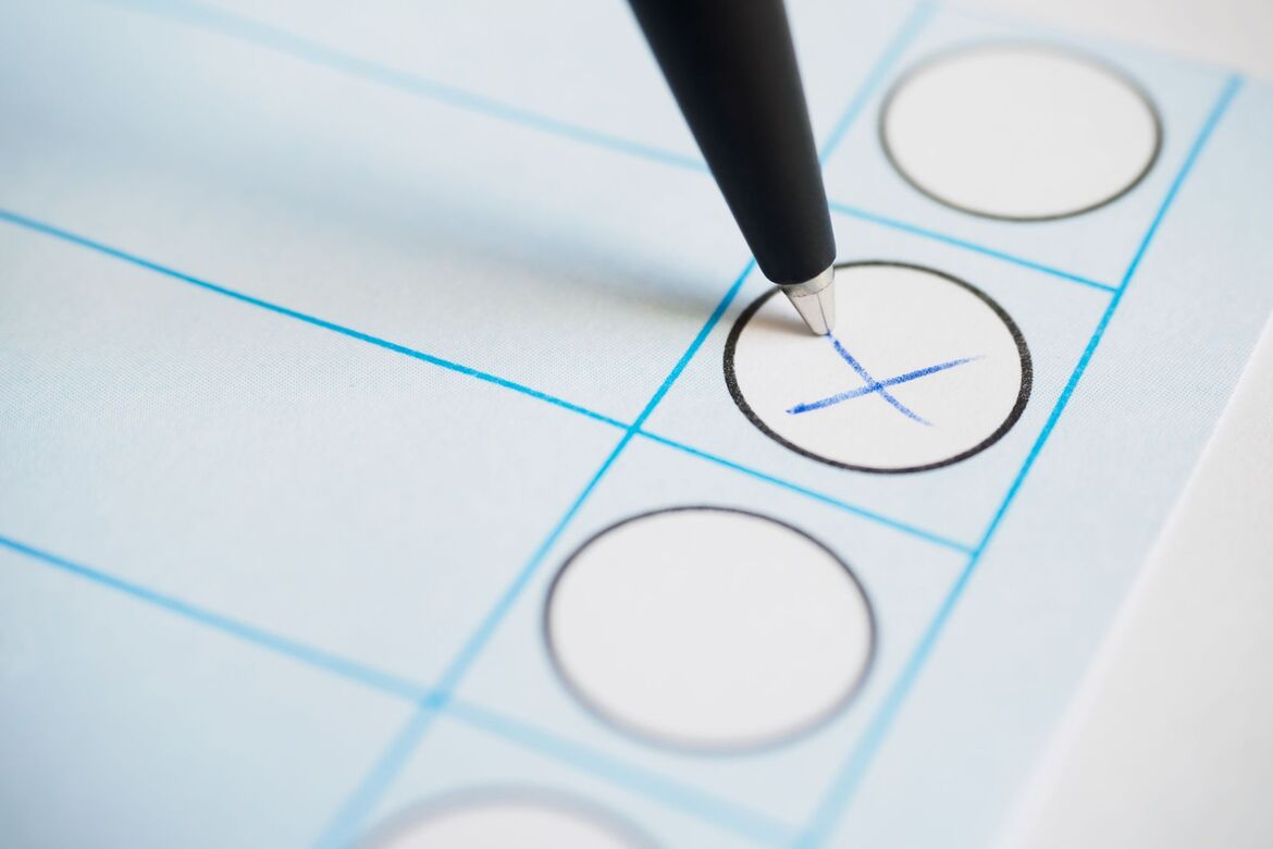 Wahlzettel mit, auf dem gerade ein Kreuz gemacht wird