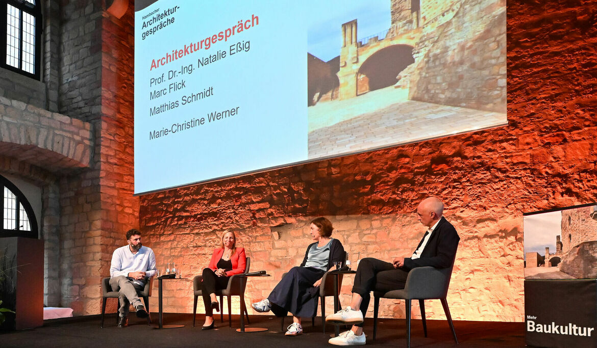 Diskussionsrunde sitzend auf dem Podium