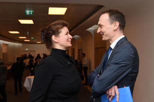 Dr. Elena Wiezorek im Gespräch mit Dr. Stephan Weinberg