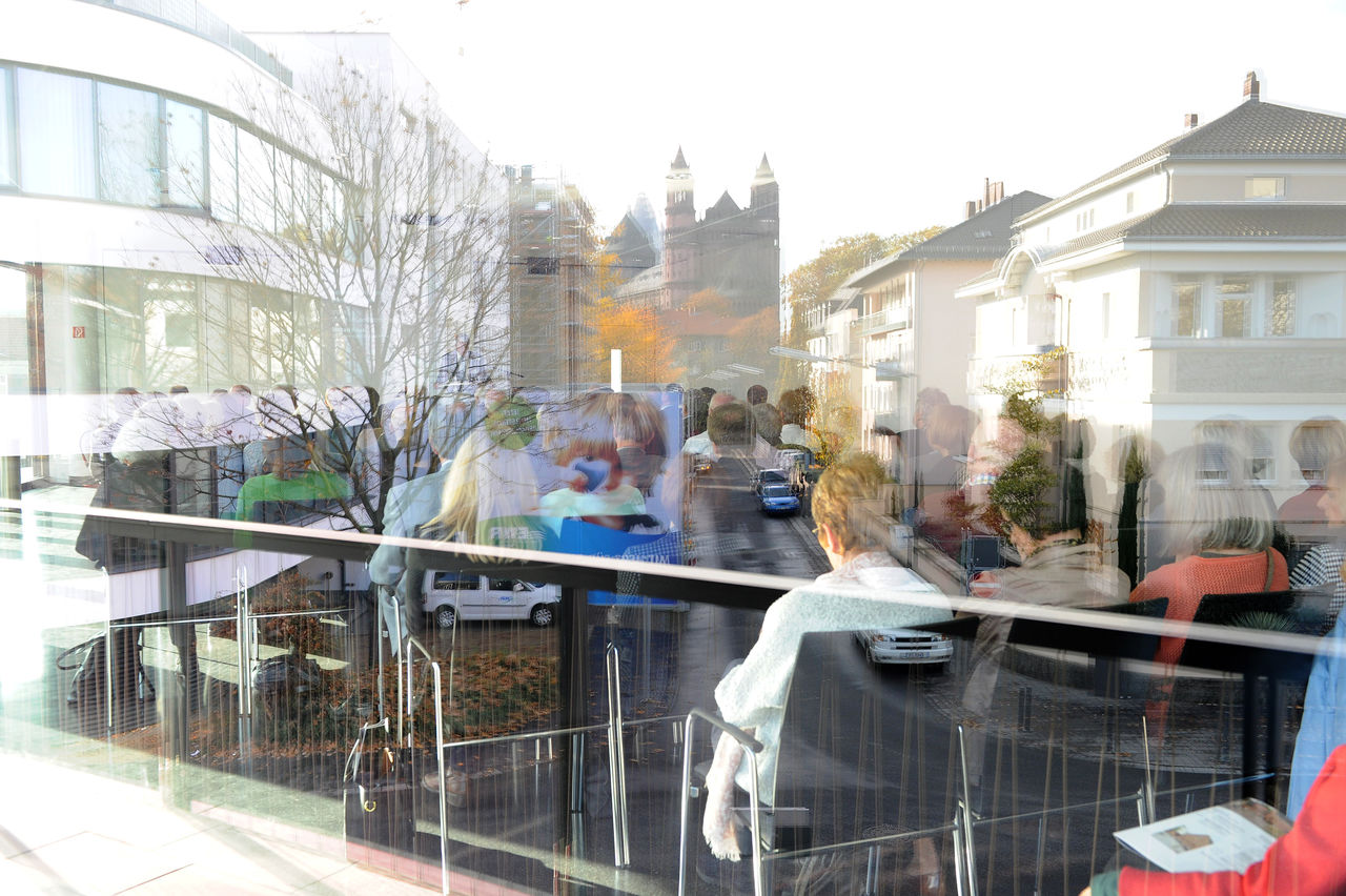 Der Luthersaal von außen - in den Fensterflächen spiegelt sich der Wormser Dom, zu dem die Besucher während der Veranstaltung einen freien Blick hatten.