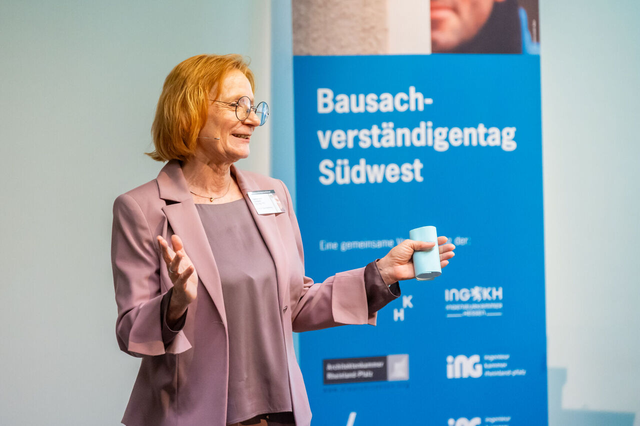 Dipl. Ing. (FH) Sabine Hahn, Architektin, ö.b.u.v. Sachverständige für die Begutachtung der Honorierung von Leistungen der Architekten, Gau-Algesheim moderierte die Veranstaltung