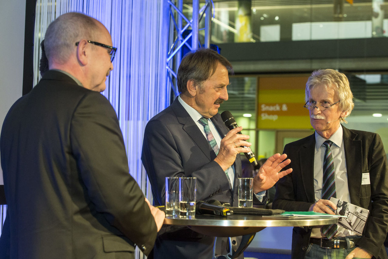 Gerold Reker, Präsident der Architektenkammer Rheinland-Pfalz Norbert Weber, Präsident des Deutschen Weinbauverbandes, Bonn Dr. Wolfgang Bachmann, Journalist, Moderator der Veranstaltung (v.l.n.r.)