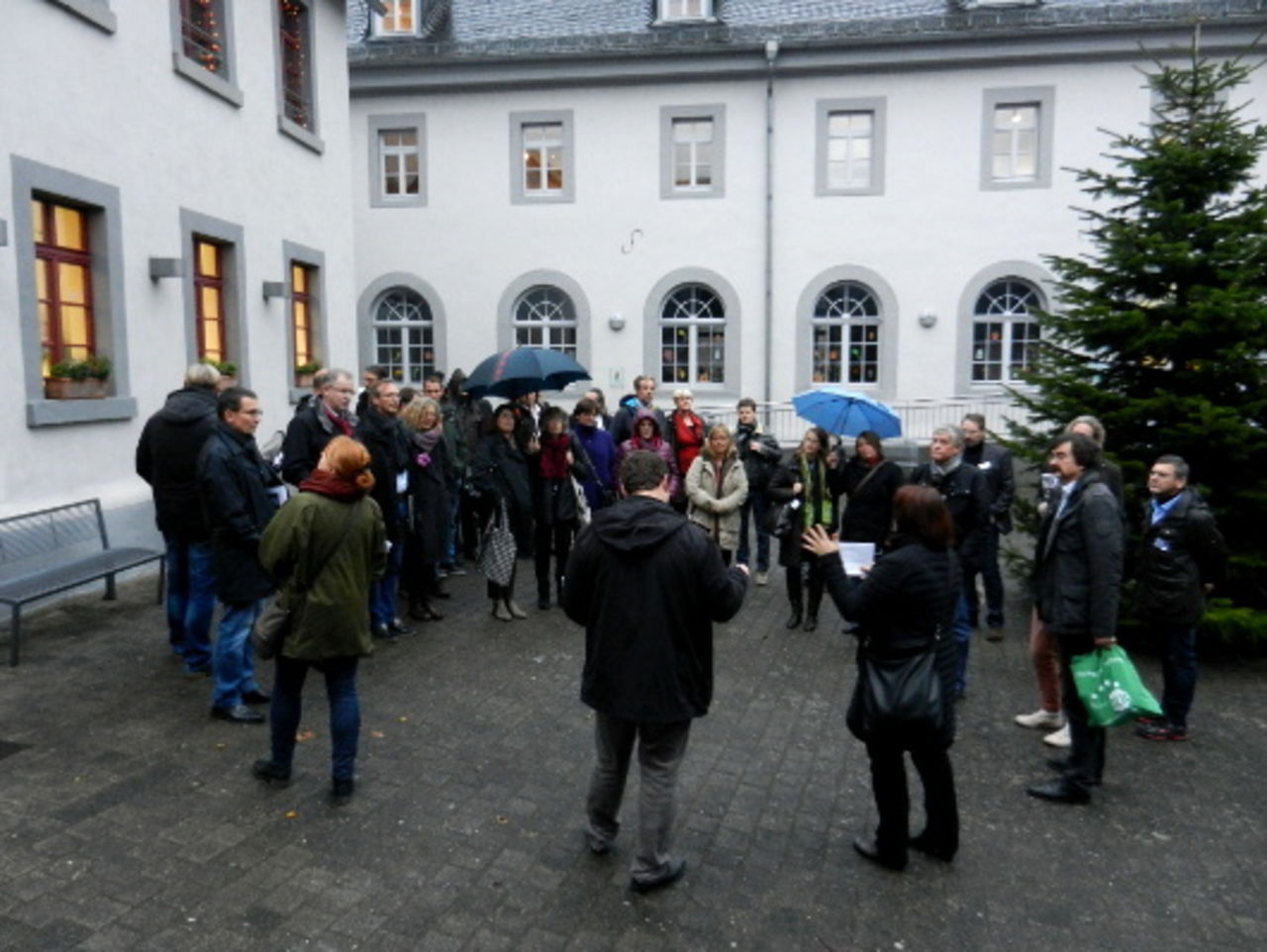 Gruppe im Innenhof der Jugendherberge Diez