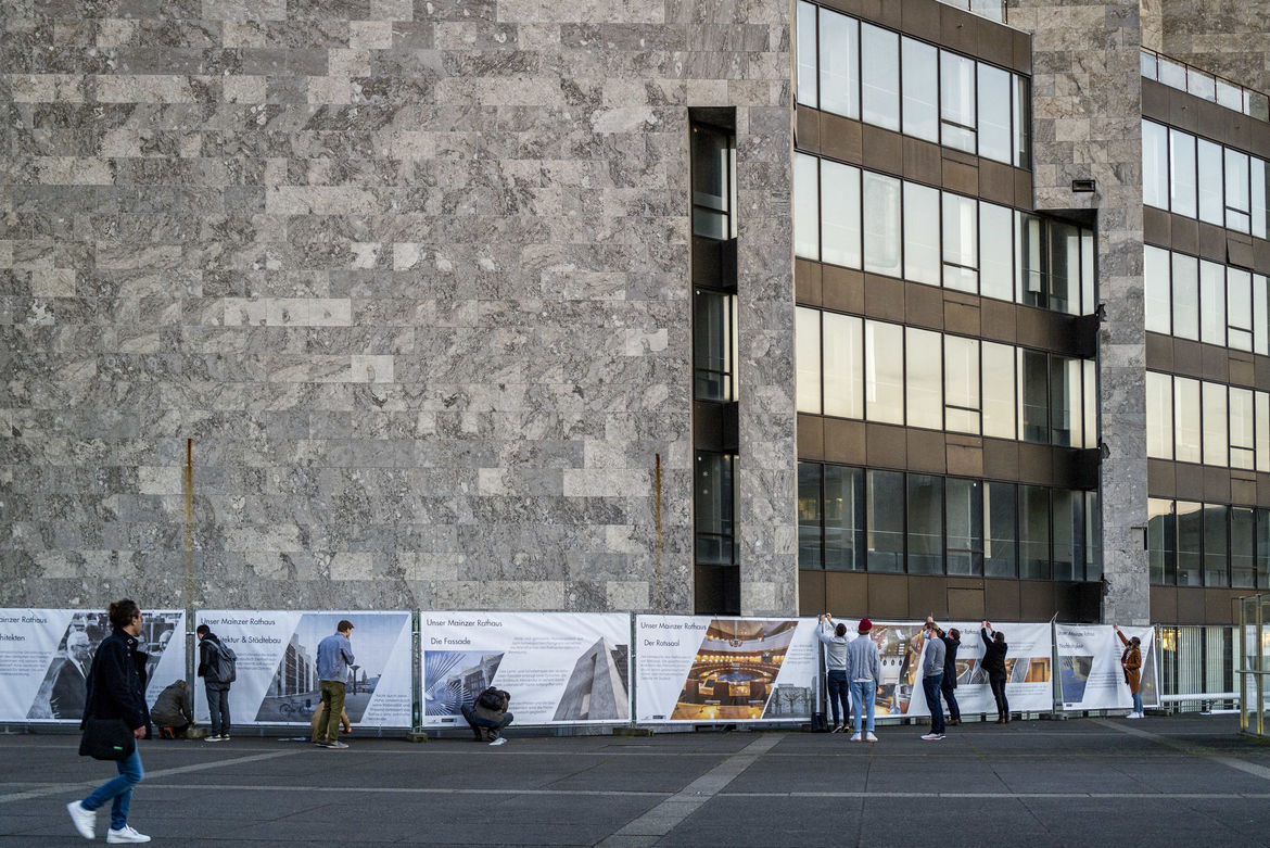 Der Bauzaun auf dem Jockel-Fuchs-Platz in Mainz wird zur Ausstellung.