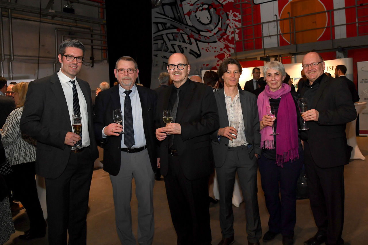 Hendrik Beiersdorf (Vorsitzender der Vergabekammer Rheinland-Pfalz), Valentin Fett (Rechtsanwalt), Kammerpräsident Gerold Reker, Herbert Hofer (Architekt aus Trier) sowie Gabriele und Ernst Eichler (Architekt aus Alzey)