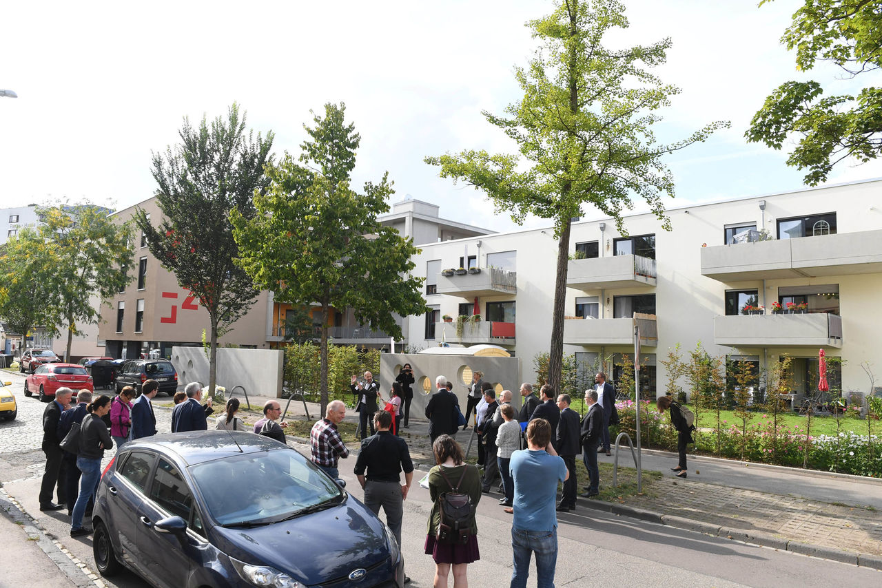 Joachim Fischer, Projektentwicklung und -steuerung vor einer großen, auf der Straße verteilten Gruppe.