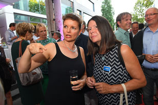 Dr. Elena Wiezorek, Hauptgeschäftsführerin der Architektenkammer Rheinland-Pfalz (links) im Gespräch mit Ministerin Ulrike Höfken, Ministerium für Umwelt, Energie, Ernährung und Forsten (rechts)