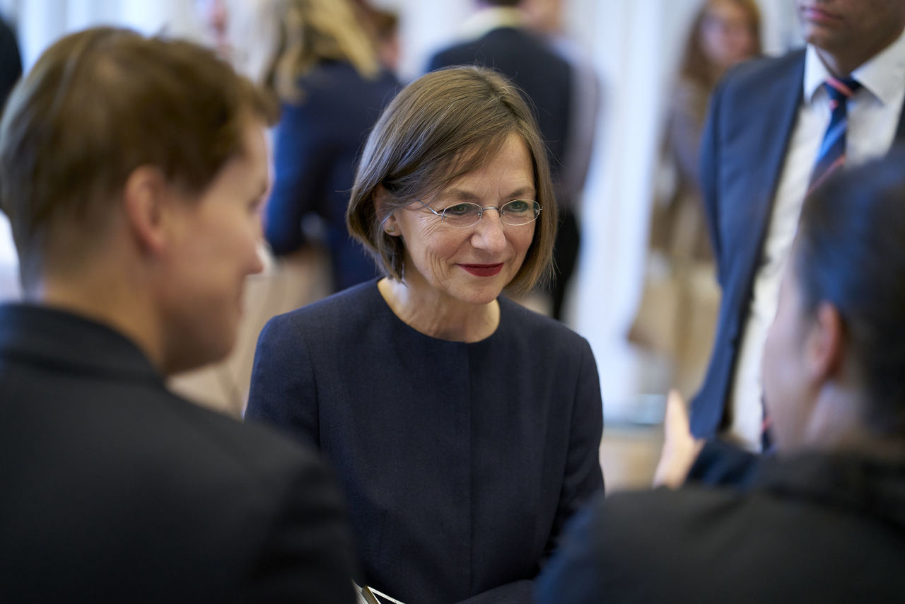 Annette Müller von der Architektenkammer mit der Ministerialdirektorin Monika Fuhr.