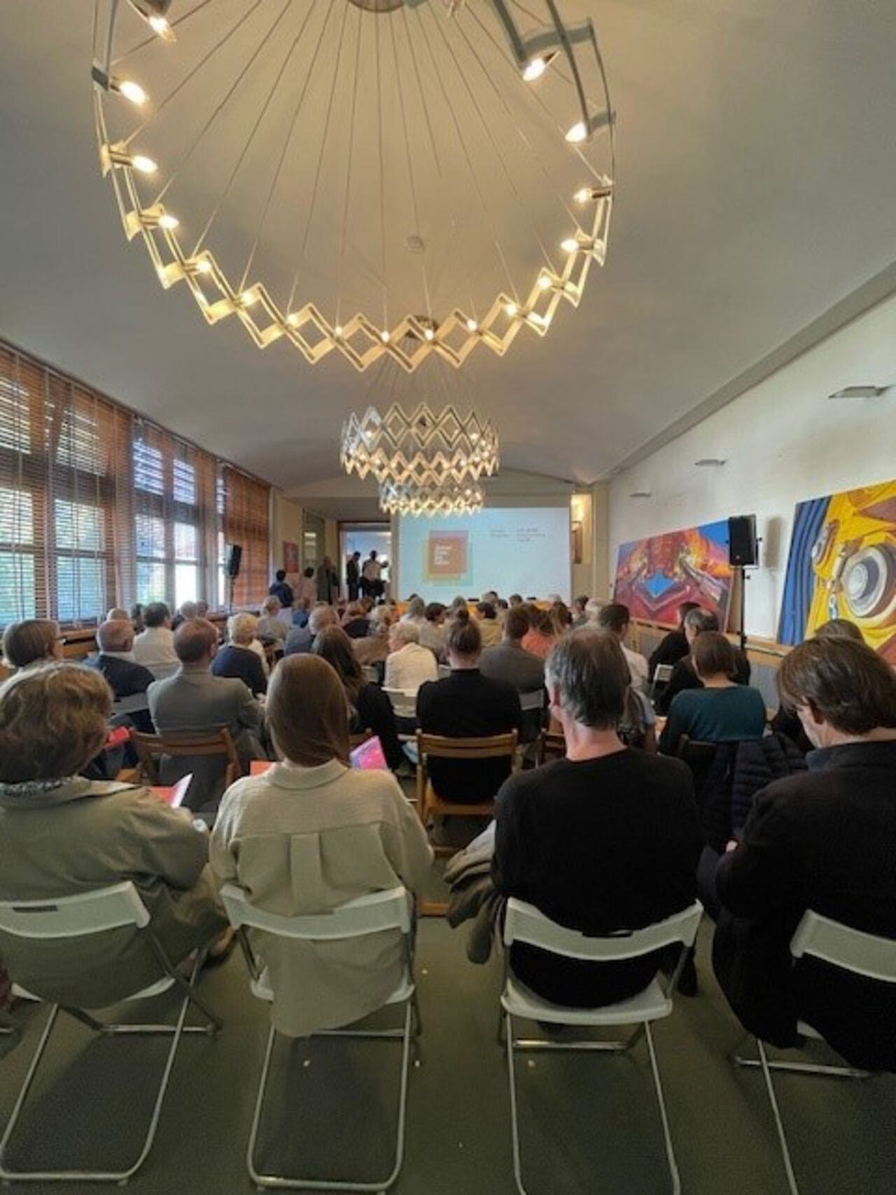 Publikum bei Eröffnungsveranstaltung mit Vortrag