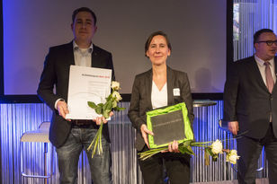 Andreas Meyer, Weingut Meyer in Heuchelheim-Klingen/Pfalz und Architektin Carolin Seegmüller, Werkgemeinschaft Landau, präsentieren stolz Urkunde und Plakette.