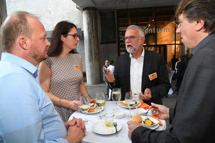 Gesprächsrunde am Stehtisch vor dem Zentrum Baukultur.