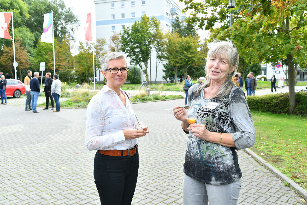 Vor der Ludwig-Eckes-Festhalle in Nieder-Olm