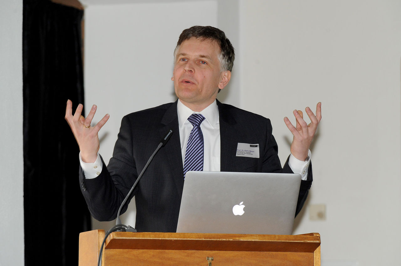 Den Anfang machte Prof. Dr. Karlo Mayer aus Saarbrücken mit seinem Vortrag "Reformation. Bildung. Raum - Auswirkungen eines protestantischen Konzepts".