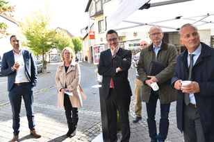 Fachreise Wohnen 2021: Bei der dritten Station in Bad Sobernheim Dr. Axel Tausendpfund, VdW südwest, Finanz- und Bauministerin Doris Ahnen, MdL Markus Stein (SPD),  MdL Dr. Helmut Martin (CDU) und Alexander Rychter, VdW Rheinland Westfalen 