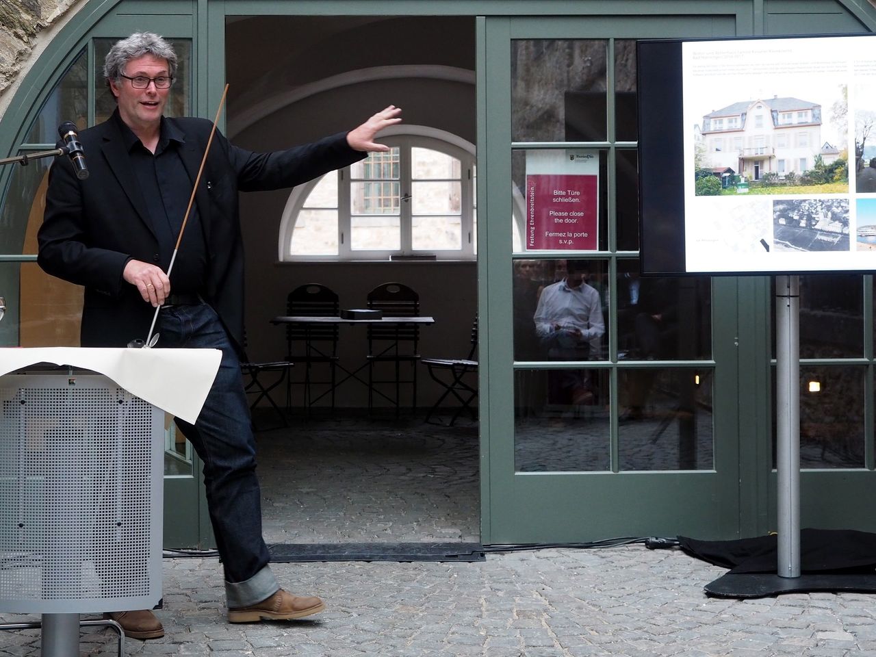 Prof. Thomas Kesseler am Rednerpult mit Zeigestock.