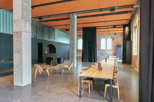 Das denkmalgeschützte Eismaschinenhaus einer Brauerei wurde als zentrales Gebäude für Verkostung, Verkauf und Veranstaltungen aktiviert.