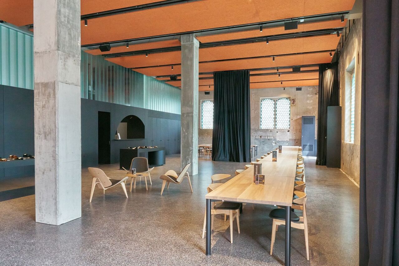 Das denkmalgeschützte Eismaschinenhaus einer Brauerei wurde als zentrales Gebäude für Verkostung, Verkauf und Veranstaltungen aktiviert.