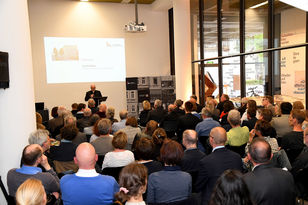 Das Bauhaus sei das Ergebnis einer umfassenden Reformbewegung in Europa, sagte Kammerpräsident Gerold Reker, der die zahlreichen Besucher im voll besetzten Zentrum Baukultur begrüßte.