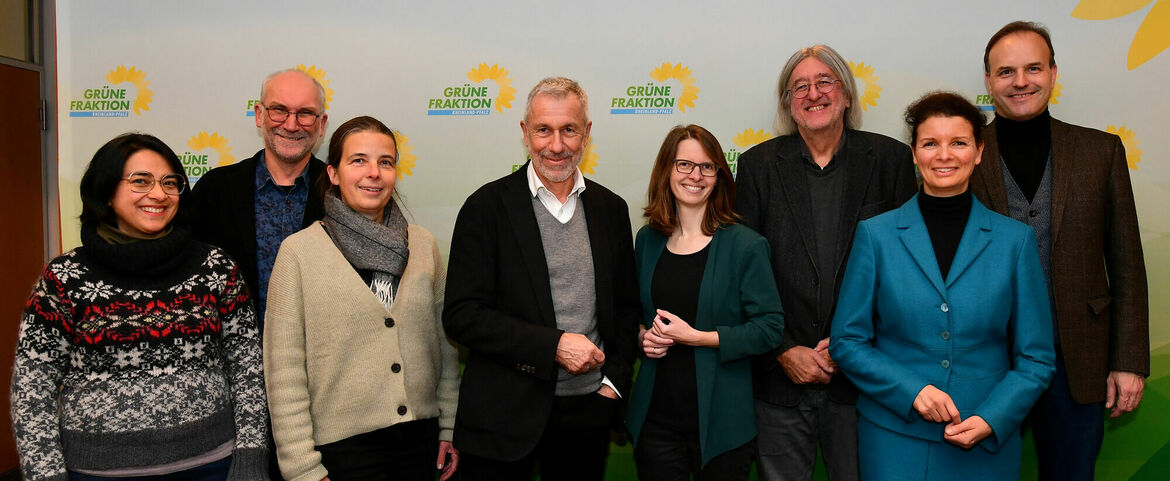 Kammerpräsidium und Hauptgeschäftsführung mit dem Fraktionsvorsitzenden der Grünen Dr. Bernhard Braun (3.v.r.) und der baupolitischen Sprecherin Dr. Lea Heidbreder (4.v.r.)