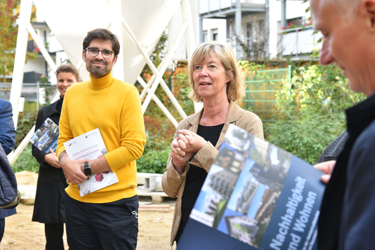 MdL Sven Teuber (SPD), Finanz- und Bauministerin Doris Ahnen und Alexander Rychter, Verbandsdirektor des VdW Rheinland Westfalen