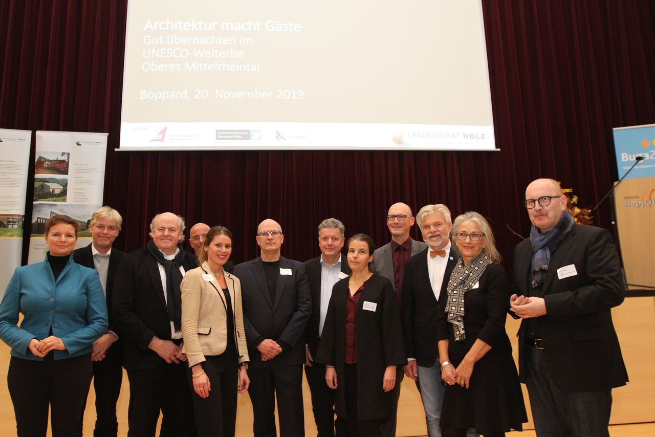 Gruppenfoto vor der Bühne