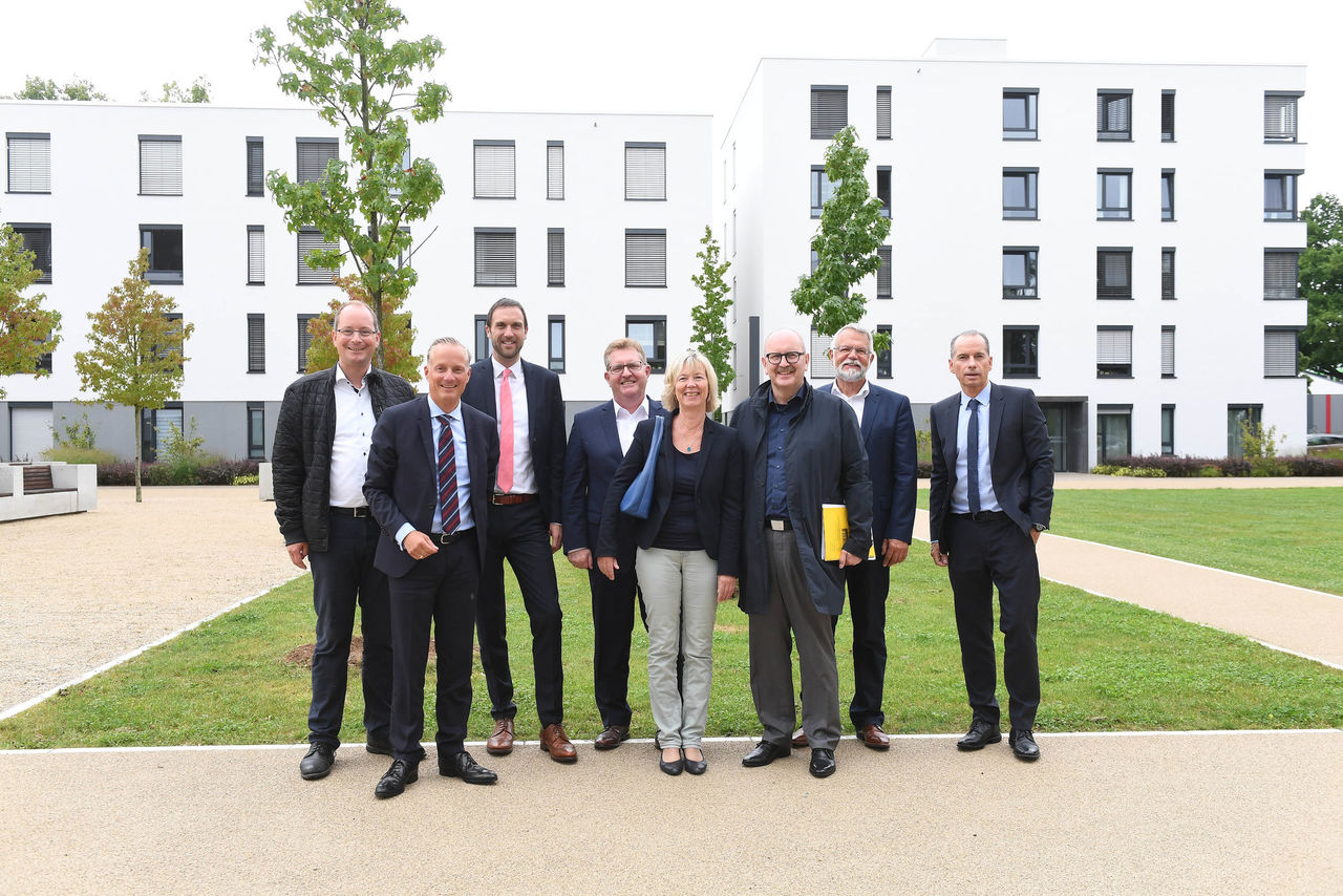 Gruppenbild mit Dame: Ministerin Doris Ahnen im Quartier "Cavalier Holstein"