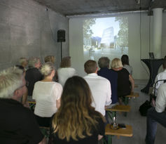 Blick in den Veranstaltungsraum mit Projektionsbild "Bibelturm - Erweiterung Gutenberg-Museum Mainz".