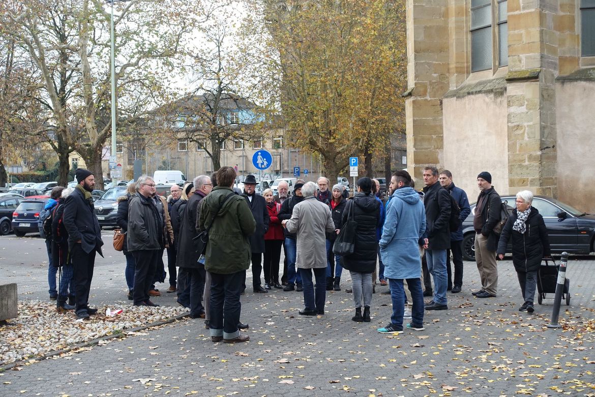 Gruppe von etwa 20 Personen vor einer Kirche.