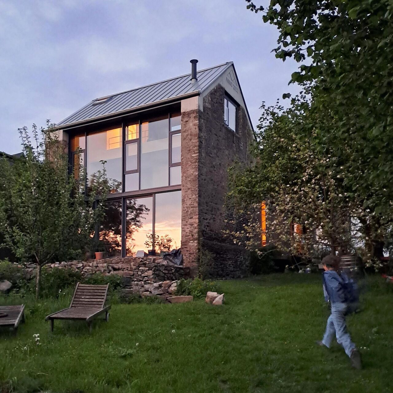 Gartenansicht bei Dämmerung