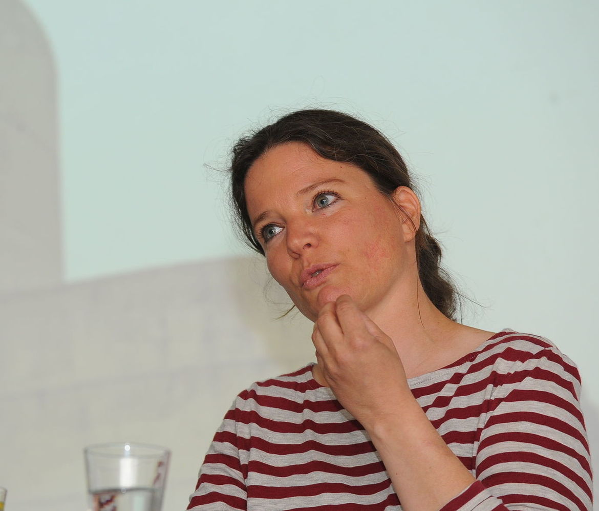 Portraitfoto von Dr. Turit Fröbe bei ihrem Vortrag "Die Kunst der Bausünde" in Mainz.