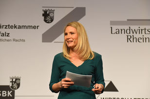SWR-Moderatorin Daniela Schick begrüßt auf dem Jahresempfang der Wirtschaft in Mainz rund 2.000 Gäste