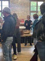 Foto: Dr. Christoph H. Nuehlen Besucherinnen und Besucher tauschen sich im Veranstaltungsraum des Alten Sägewerks aus.