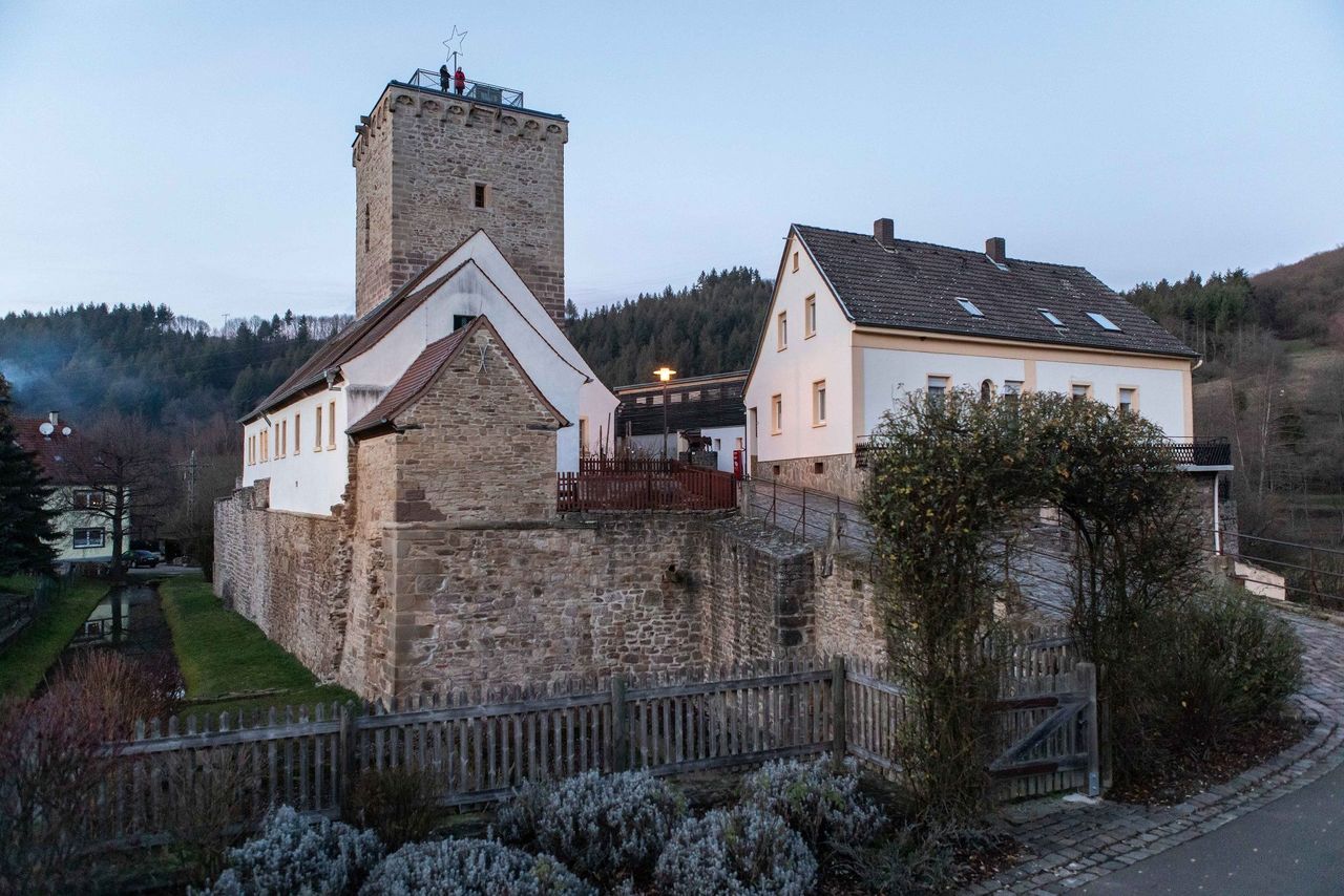 Ganze Ansicht der Burg am frühen winterlichen Abend.