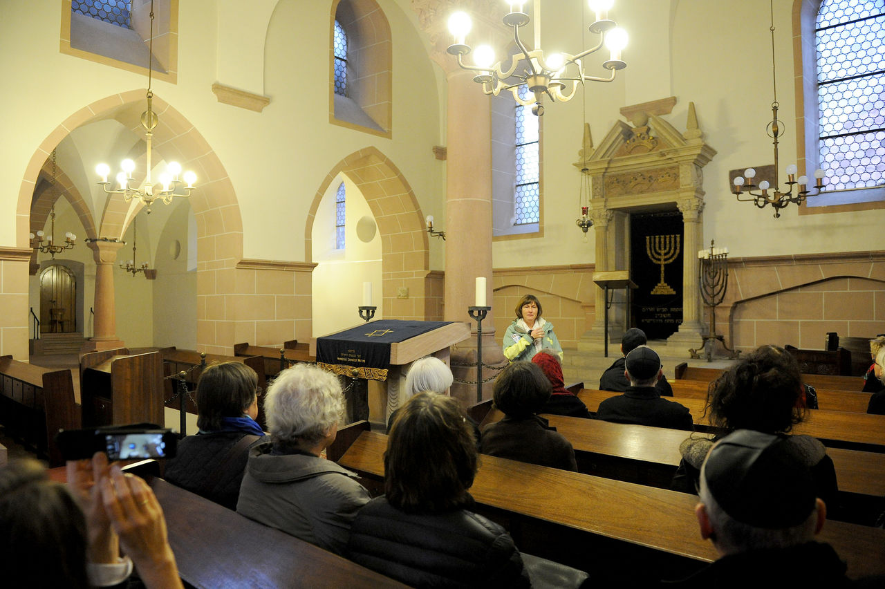 Gästeführerin Maria Storf-Felden erläuterte die verschiedenen Bauelemente und liturgischen Elemente im Innenraum der ursprünglichen "Männersnynagoge".